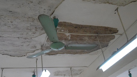 Vữa trần rơi trúng đầu, một nữ sinh nhập viện  - 1