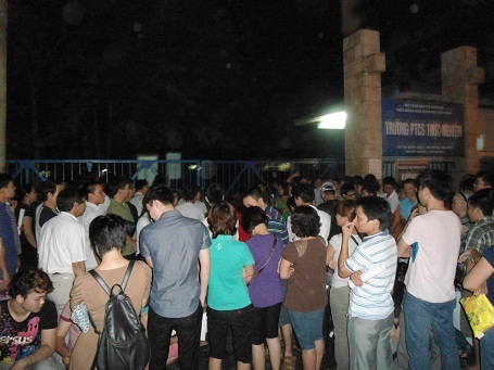 Xô đổ cổng trường để mua đơn dự tuyển vào lớp 1 - 8 Xô đổ cổng trường để mua đơn dự tuyển vào lớp 1