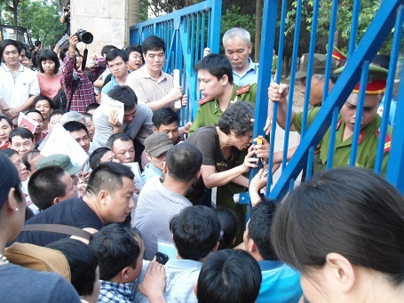 Mua đơn vào Trường Thực nghiệm: Bớt khổ nhưng vẫn ...“nóng” - 11 Mua đơn vào Trường Thực nghiệm: Bớt khổ nhưng vẫn ...“nóng”
