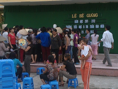 Sợ hết chỉ tiêu vào lớp 1, hơn trăm phụ huynh “quây” hiệu trưởng - 3 Sợ hết chỉ tiêu vào lớp 1, hơn trăm phụ huynh “quây” hiệu trưởng