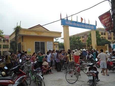Sợ hết chỉ tiêu vào lớp 1, hơn trăm phụ huynh “quây” hiệu trưởng - 1 Sợ hết chỉ tiêu vào lớp 1, hơn trăm phụ huynh “quây” hiệu trưởng