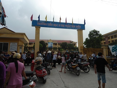 Vụ phụ huynh “quây” hiệu trưởng: Giữ nguyên quyền lợi cho HS thôn Yên Ngưu - 2 Vụ phụ huynh “quây” hiệu trưởng: Giữ nguyên quyền lợi cho HS thôn Yên Ngưu - 2
