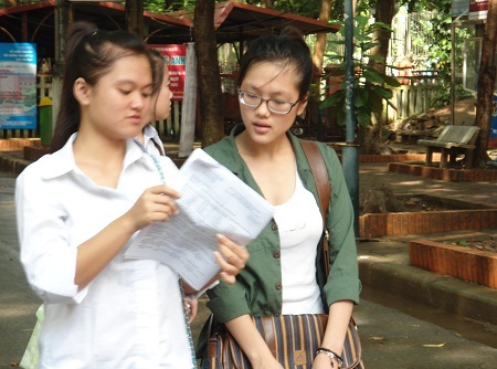 Nộp hồ sơ xét tuyển vào 2 ngành của một trường? - 1 Thí sinh tham dự kì thi tuyển sinh ĐH năm 2012.