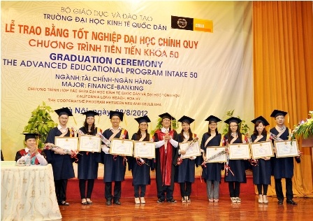Buổi lễ trao bằng cho SV chương trình tiên tiến, ĐH Kinh tế Quốc dân.
