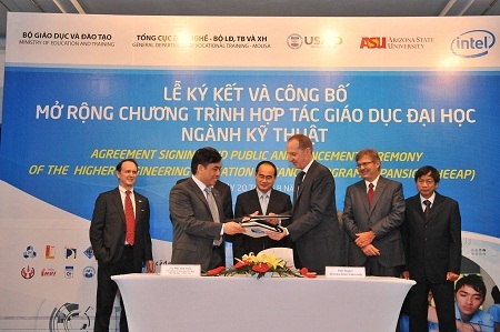 40 triệu USD để nâng cao chất lượng giáo dục đại học ngành kỹ thuật - 1 Quang cảnh buổi lễ ký kết.