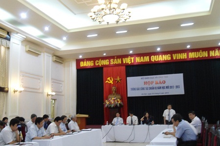 Bộ GD-ĐT giải đáp “nóng” các vấn đề của năm học mới - 1 Lãnh đạo các Cục, Vụ thuộc Bộ GD-ĐT chia sẻ với báo chí chiều ngày 30/8