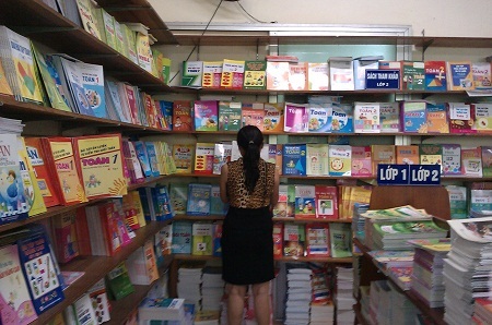 Quay cuồng với “ma trận” sách tham khảo - 1 Phụ huynh rối bời khi lựa chọn sách tham khảo cho con.