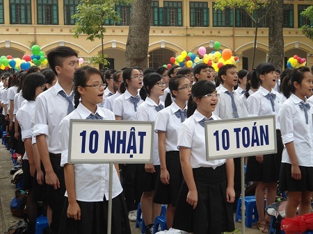 Nồng ấm lễ khai giảng tại ngôi trường hơn trăm tuổi - 12 Bài quốc ca được cất vang rộn khắp sân trường.