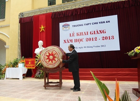 Nồng ấm lễ khai giảng tại ngôi trường hơn trăm tuổi - 14 Phó Thủ tướng Nguyễn Xuân Phúc dóng lên hồi trống đón chào năm học mới ở trường THPT Chu Văn An.