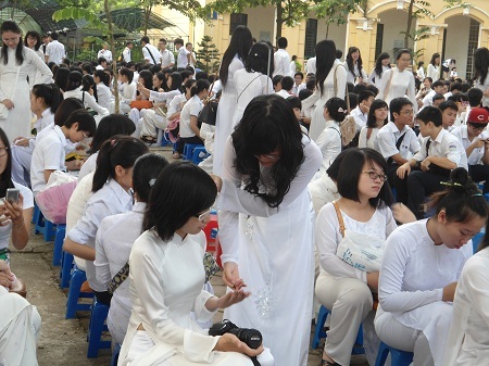 Nồng ấm lễ khai giảng tại ngôi trường hơn trăm tuổi - 1 8h lễ khai giảng mới bắt đầu nhưng thầy và trò trường THPT Chu Văn An có