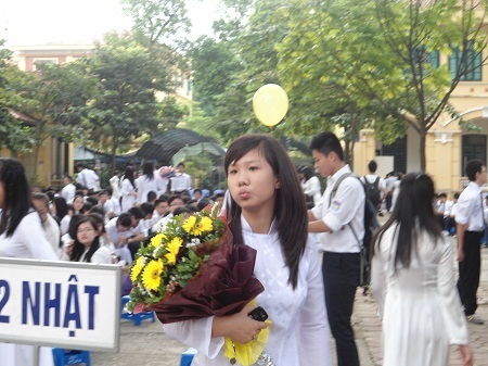 Nồng ấm lễ khai giảng tại ngôi trường hơn trăm tuổi - 2 Cùng với những bó hoa tươi thắm