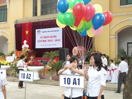 Nồng ấm lễ khai giảng tại ngôi trường hơn trăm tuổi - 3 Và những chùm bóng bay đầy màu sắc