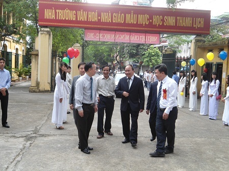 Nồng ấm lễ khai giảng tại ngôi trường hơn trăm tuổi - 4 7h45, Phó Thủ tướng Nguyễn Xuân Phúc đã có mặt tại trường THPT Chu Văn An.