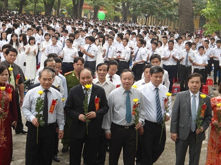 Nồng ấm lễ khai giảng tại ngôi trường hơn trăm tuổi - 6 Những bông hoa cúc vàng được các khách quý cầm trên tay.