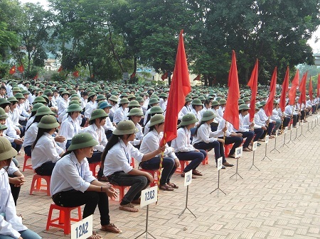 Đội mũ cối là công việc bắt buộc của HS trường Lục Ngạn 2 mỗi khi