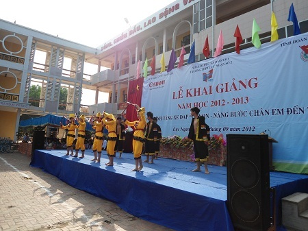 Những tiết mục ca nhạc cây nhà lá vườn đón chào năm học mới