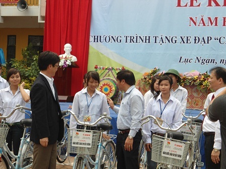 Bắc Giang: Tặng xe đạp cho HS nghèo vượt khó nhân dịp khai giảng - 1 Những HS có hoàn cảnh khó khăn nhưng luôn ý chí phấn đấu học tập được tặng xe đạp.