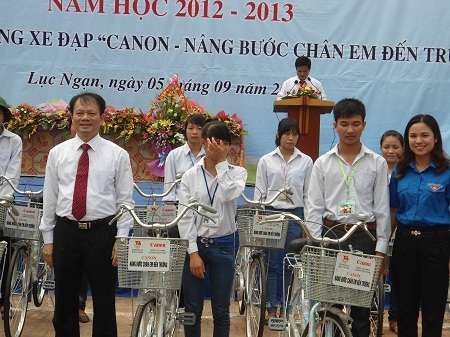 Bắc Giang: Tặng xe đạp cho HS nghèo vượt khó nhân dịp khai giảng - 2 Những giọt nước mắt hạnh phúc khi đón nhận món quà đầu năm học mới.