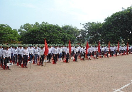 Một hình ảnh khá hiếm gặp ở lễ khai giảng: Tất cả các HS đều đội...mũ cối tạo một rừng
