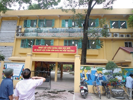 Nhiều phụ huynh lo lắng trước những hiểm họa từ trên trời rơi xuống.