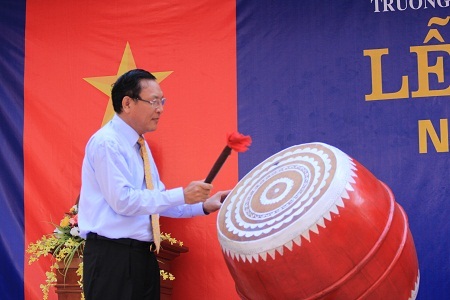 Hai trường ở Hà Nội tổ chức khai giảng sớm - 3 Bộ trưởng Phạm Vũ Luận đánh trống khai giảng năm học mới ở Trường