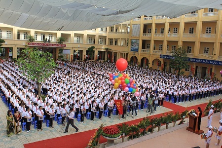 Hai trường ở Hà Nội tổ chức khai giảng sớm - 1 Học sinh trường THCS Lê Quý Đôn (Q.Cầu Giấy, Hà Nội) háo hức đón chào năm học mới. (Ảnh: X.T)