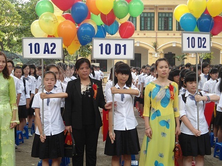 Hơn 20 triệu HS, SV bước vào năm học mới - 1 Cô và trò Trường THPT Chu Văn An, Hà Nội trong lễ khai giảng