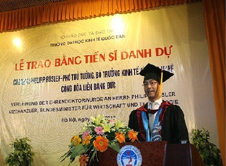 Trao bằng tiến sĩ danh dự cho Phó Thủ tướng Đức gốc Việt - 2 Phó Thủ tướng Cộng hòa Liên bang Đức Philipp Roesler chia sẻ tại buổi lễ nhận bằng tiến sỹ danh dự.