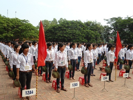 Lễ chào cờ trang nghiêm, không tiếng nhạc chỉ có lời hát hào hùng