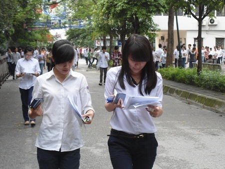 Trúng tuyển có phải nộp lại giấy chứng nhận bản gốc? - 1 Thí sinh tham dự kì thi ĐH năm 2012.