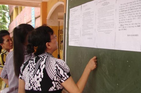 Khi phụ huynh không dám đối mặt với “lạm thu” - 1 Lo sợ nên nhiều phụ huynh không dám lên tiếng dù biết trường thu sai (ảnh minh họa)