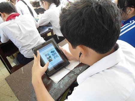 Hội đồng sơ khảo “thị sát” sản phẩm dự thi Nhân tài đất Việt 2012 - 1 HS trường Thực nghiệm hào hứng với sản phẩm SGK điện tử Classbook.