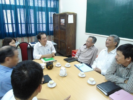 Hội đồng sơ khảo “thị sát” sản phẩm dự thi Nhân tài đất Việt 2012 - 4 Hội đồng cùng tác giả lắng nghe ý kiến phản hồi của Ban giám hiệu trường THCS Thực nghiệm