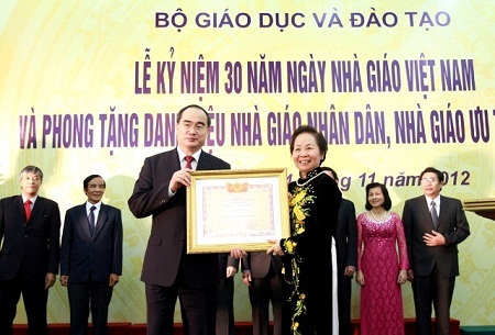 20/11, ngày hội tôn vinh những “chiến sĩ thầm lặng” - 2 Phó Chủ tịch nước Nguyễn Thị Doan trao tặng danh hiệu NGƯT cho Phó Thủ tướng Nguyễn Thiện Nhân.