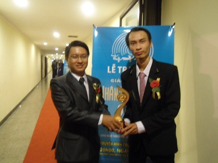 Động lực để cho ra đời những sản phẩm hướng tới cộng đồng - 1 Trưởng nhóm Đậu Ngọc Hải Dương (bên trái) cùng đồng nghiệp vinh dự nhận giải nhì