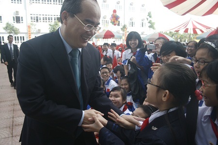 Phút giây gần gũi của Phó Thủ tướng với học trò của mình trước lúc chia tay.