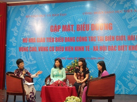 Gặp mặt biểu dương 128 nữ nhà giáo ưu tú vùng khó cả nước - 2 Các nữ nhà giáo đại điện lên giao lưu chia sẻ những tâm tự và nguyện vọng mình.