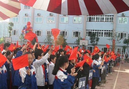 HS trường Đoàn Thị Điểm hào hứng với việc có sự xuất hiện của Phó Thủ tướng Nguyễn Thiện Nhân.