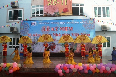 Những tiết mục ca nhạc với đạo lý uống nước nhớ nguồn trong lễ kỷ niệm.