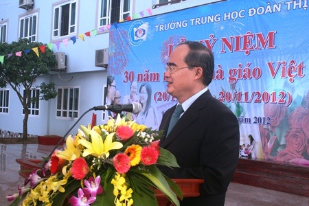 Phó Thủ tướng Nguyễn Thiện Nhân giảng bài cho thầy và trò trường Đoàn Thị Điểm.