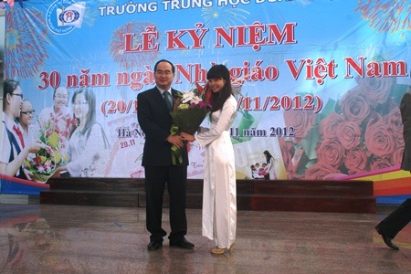 Nữ giáo viên trẻ thay mặt nhà trường tặng hoa chúc mừng Phó Thủ tướng.