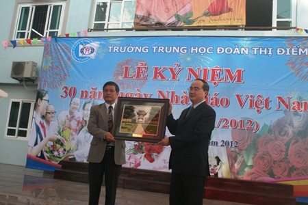 Phó Thủ tướng tặng món quà nhỏ cho thầy và trò trường Đoàn Thị Điểm.