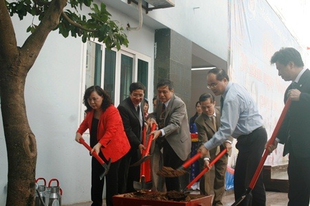 Phó Thủ tướng cũng lãnh đạo UBND Thành phố Hà Nội  trồng cây lưu niệm.