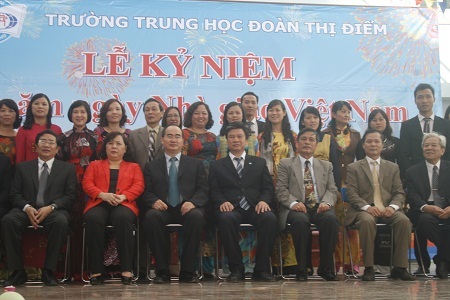 Phó Thủ tướng chụp ảnh lưu niệm với thầy cô trường Đoàn Thị Điểm.