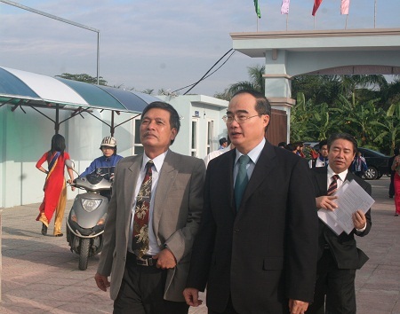 Phó Thủ tướng Nguyễn Thiện Nhân có mặt khá sớm để chung vui với cô và trò 