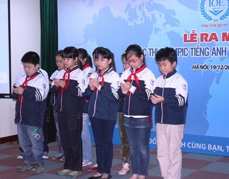 Học sinh Trường tiểu học Thực Nghiệm thử sử dụng điện thoại để tham dự cuộc thi.