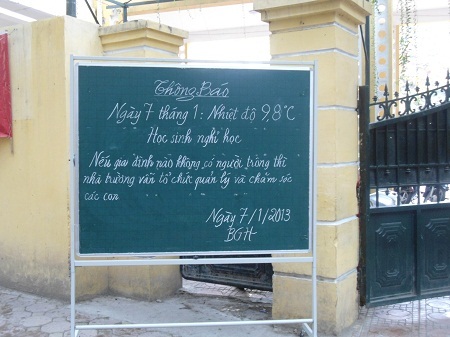 Học sinh nghỉ học tránh rét, trường học lo dạy bù - 1 Các trường tiểu học ở Hà Nội sáng nay đều phát đi thông báo cho HS nghỉ học.