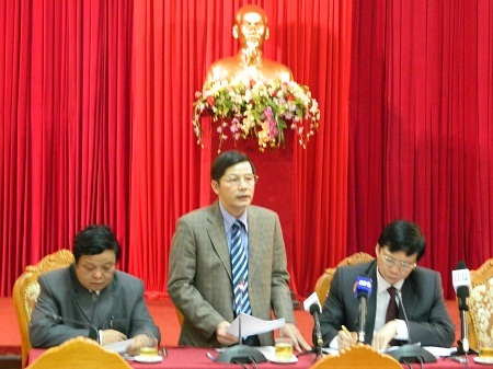 Hà Nội không “đóng cửa” với tại chức, dân lập  - 1 Ông Trần Huy Sáng (người đứng) khẳng định việc tuyển dụng công chức năm 2013