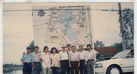 GS Nguyễn Sinh Huy cùng các đồng nghiệp trong chuyến khảo sát hồ