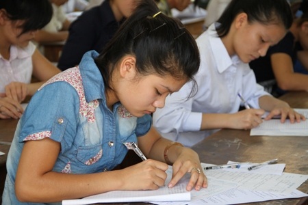 Thí sinh tham dự kì thi tuyển sinh ĐH.